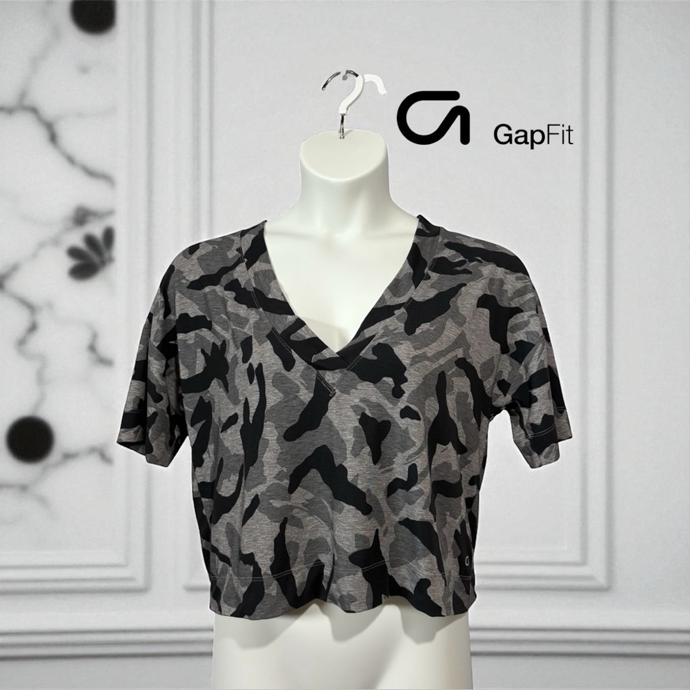 GAP Fit, Camo V-Neck T-Shirt, Small, Black & Gray